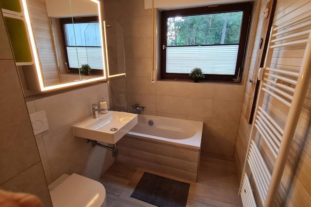 Pool, Sauna & Schwarzwald-Idylle Lägenhet Unterkirnach Exteriör bild